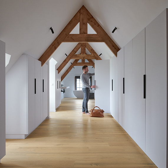 Corridoio minimalista con pavimento in parquet Palazzo di Quick-Step